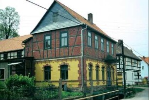 Haus an der Straße mit farbigen Klinkern