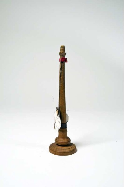 Oboe with conical tube with finger holes