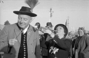 München: Liesl Karlstadt spielt Trompete, mit dem Kapellmeister Max Pfahler vom [Festzelt] Winzerer Fähndl der Paulaner Brauerei