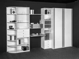 Anbauwand : Dresden-Hellerau. VEB Deutsche Werkstätten Hellerau. Hausmesse, 1986. Montagemöbel des MDW-Programms. Anbauwand. Holz, weiß und grau beschichtet (1986; VEB Deutsche Werkstätten Hellerau)
