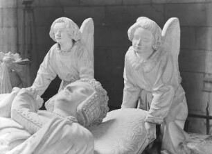Grabmal des Herzogs Franz II. und seiner Gemahlin Margarethe von Foix: Margarethe von Foix mit Engeln, die ihr Kopfkissen halten