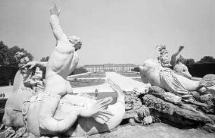 Schönbrunn: Schloss von der Gloriette, durch Brunnenfiguren