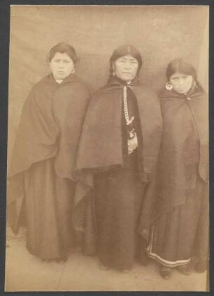 [Anthropologische Gruppen-Fotografie] Indianderstäme: Araukaner [weiblich]