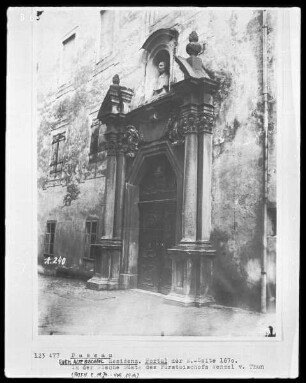 Portal mit Büste des Fürstbischofs Wenzel von Thun