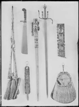 Jagdgarnitur (Hifthorn mit Gehänge und Waidmesser mit Scheide und Hundehalsband und Hirschfänger und Jagdtasche) Christians II.