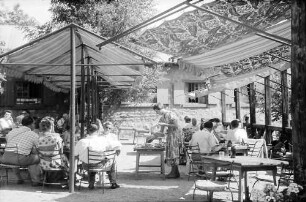 Sasbachwalden: Kaffeetische im Freien