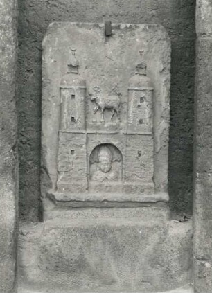 Wappenstein mit Mügelner Stadtwappen : Wappenstein mit Mügelner Stadtwappen. Sandstein. Mügeln (Kreis Oschatz), Schulplatz 4, Heimatmuseum