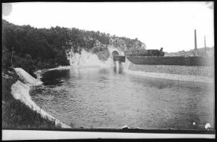 Karlsbad. Partie an der Eger mit Eisenbahnbrücke