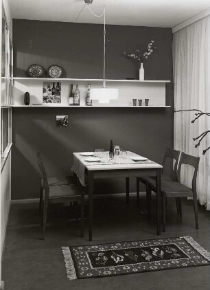 Eßplatz mit Wandregal : Berlin. Versuchsbau der Deutschen Bauakademie. Mustermöbelausstellung, 1965. Musterwohnzimmer für eine 3-Raum-Wohnung (1965; Zentrales Entwicklungsbüro Leipzig). Eßplatz mit Wandregal
