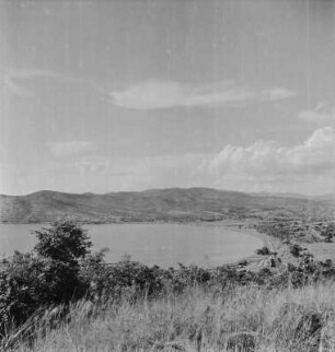 Tanganjikasee bei Kigoma : Blick auf eine Bucht des Tanganjikasees bei Kigoma, im Hintergrund Berge