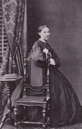 Bildnis einer Dame in gestreiftem Kleid, Atelieraufnahme, Carte de visite