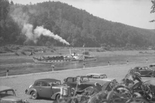 Bad Schandau: Elbdampfer [Lossnitz], Vordergrund Parkplatz
