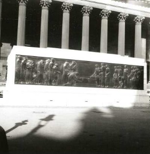 Liverpool. St. George's Hall. Relieftafel an Gedenksockel. Bronze, 20. Jahrhundert