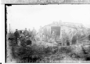 Zerstörter britischer Tank, Typ Mark I, mit Soldaten