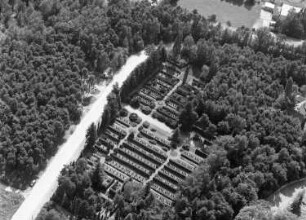 Dresden-Neustadt, Marienallee. Sowjetischer Ehrenfriedhof (angelegt 1945). Luftbild-Schrägaufnahme nach Süden