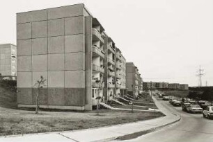 Wohngebiet "Fritz Heckert". Fünfgeschossige Wohnhäuser, Marie-Tilch-Straße 43 und 45. Giebelansicht und Eingangsseite