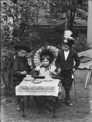 Kinder spielen im Garten