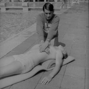 Frankfurt (Main). Ausbildung ehrenamtlicher Helfer der Deutschen Lebens-Rettungs-Gesellschaft. Anwendung der manuellen Wiederbelebung durch Herzmassage von einem Rettungsschwimmer