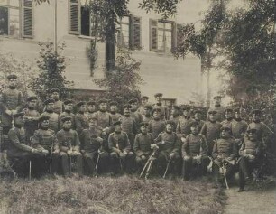 Offiziere (dreiunddreissig Personen) des Regiments in Ulm, teils stehend oder sitzend im Garten vor Gebäude, in Uniform mit Säbel