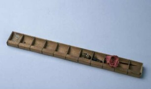 Kasten mit kleinen Reliquienstücken
