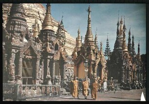 Rangun, Birma. Buddhistische Mönche vor Nebentürmen der Shwedagon-Pagode