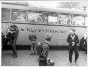Fahrende Postschule . Halt auf dem Schulhof einer Taunusgemeinde