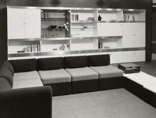 Sitzgruppe mit variablen Elementen : Wohnzimmermöbel (1974; VEB Möbelkombinat Deutsche Werkstätten Hellerau). Ansicht mit Anbauwand und Sitzgruppe mit Beistelltischen