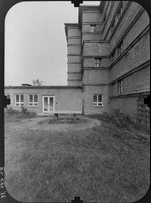 Dresden-Friedrichstadt, Bodelschwinghstraße 1/3. Ehem. Obdachlosenheim für Männer (Medizinische Berufsfachschule am Krankenhaus Dresden-Friedrichstadt, 1928; P. Wolf). Teilansicht von Süden
