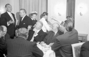 Glotterbad: Kurhaus; Gruppe; bewegte Zutrinkszene; (rechts, Carl Egon Mez)