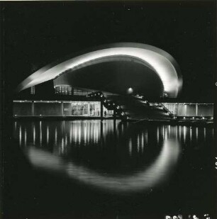 Berlin-Tiergarten. John-Foster-Dulles-Allee, Kongreßhalle (1956/1957). Ansicht über die Spree