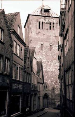 Stade: Gasse mit Turm der St. Wilhadi-Kirche