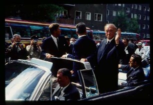 Kennedy in Berlin/mit Adenauer im offenen Wagen