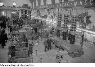 Blick von oben auf die Ausstellungsfläche des Volkseigenen Elektro-Maschinenbaus (VEM)