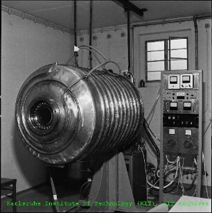 Ultra-Hochvakuum-Aufdampfanlage mit Messapparatur am Institut für Experimentelle Kernphysik (IEKP)