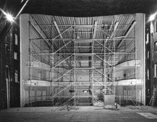 Umbau Schauspielhaus : Dresden-Altstadt, Theaterstraße 2. Schauspielhaus (Großes Haus). Umbau. Blick von der Bühne gegen Zuschauerraum und Ränge. Ansicht mit Gerüst