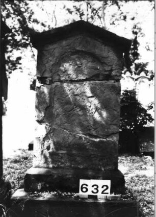 Grabstein 632 (Index: 99630134) Material: Sandstein Zustand: völlig verwittert/gebrochen/repariert Maße HxBxT: 119x56x15 cm Beschreibung: St. auf getreppt. Sock. m. giebelart. Abschl. m. Verdach/Schriftfeld eingetieft: Grabstein 632