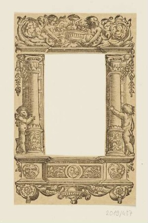Schmuckrahmen mit je einer Säule links und rechts, von einem Kind gehalten, oben zwei Seegötter mit Rankwerk und Vase, unten römisches Medaillon, Titelblatt aus: Erasmus Desiderius, "Testamentum novum totum...", Basel 1522