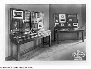 Vitrinen der Firma Ernst Rockhausen Söhne, Waldheim/Sachsen in einem Ausstellungssaal