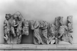Vorkriegsaufnahme der Platten des Telephosfrieses vom Pergamonaltar: Ankunft in Mysien, Bewaffnung des Telephos, Auszug des Telephos gegen Idas