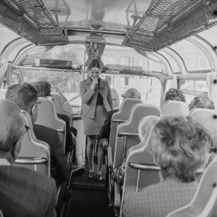 Stadtrundfahrt im Bus, 1968, Bild 3. SW-Foto © Kurt Schwarz.