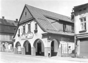 Wohnhaus mit Laden (Hans Bittner) : Hohenelbe (Vrchlabi). Neues Laubenhaus. Straßenansicht des Wohnhauses mit Laden (Hans Bittner) (um 1925) mit kleinem Jungen