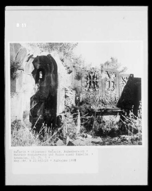 Mehrere Kreuzsteine und Ruine einer Kapelle.