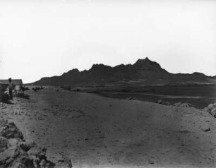 Strand von Mindelo : Der Strand von Mindelo mit Strandhütten und dem Monte Cara (Washington's Head) im Hintergrund.