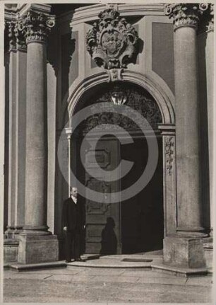 Hauptportal am Mittelrisalit von Schloss Klein Kotzenau von S