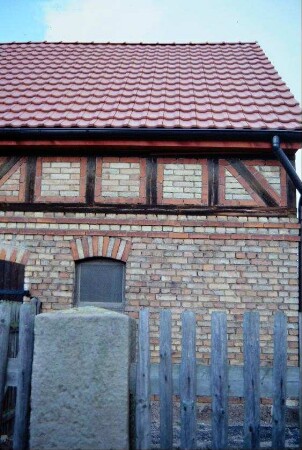 Backsteinstallgebäude, im Kniestock Fachwerk mit gemusterter Backsteinausfachung