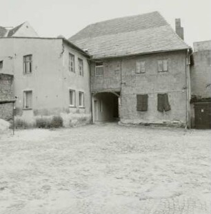 Spremberg. Wohnhaus Erbburglehn : Spremberg, Lange Straße 30. Wohnhaus mit Ladeneinbau, ehemaliges Erbburglehn (18. Jahrhundert). Hofansicht mit Durchfahrt