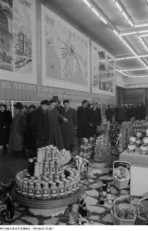 Messestand mit Lebensmitteln in der Ausstellungshalle von Ungarn
