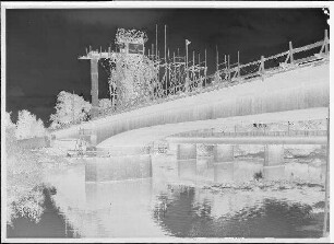 Staustufe Schweinfurt. Straßenbrücke. Fertig betonierter Brückenteil über dem Saumain, im Hintergrund die Marienbrücke. Schweinfurter Pegel = 52 cm.