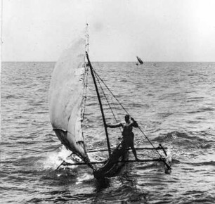 Einbaum : Einbaum mit Auslegern und Segelaufbau.