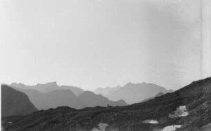 Gebirge : Aussicht auf die Bergspitzen eines Gebirges.